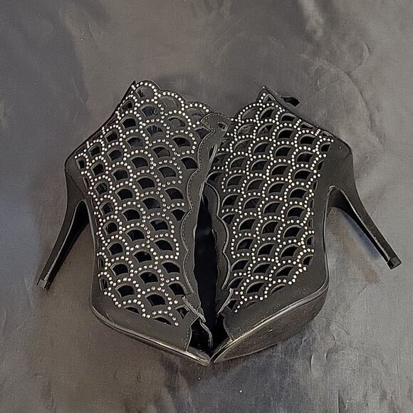 BRAND NEW FOREVER STUDDED CUT OUT DETAILS GLADIATOR SANDAL - Picture 14 of 16